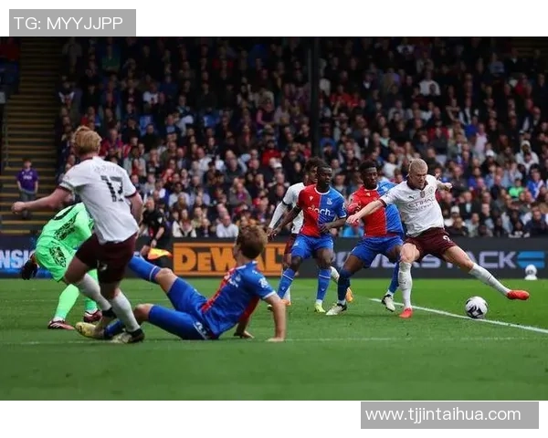 国王杯精彩对决曼城与巴黎圣日耳曼战成平局红牌争议引发全场热议